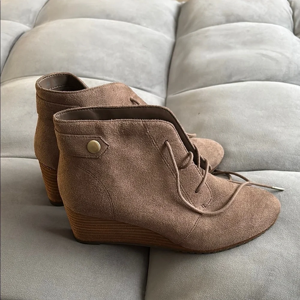 Dr.Scholls Shoes Women's Tan Suede Ankle wedge booties size 6